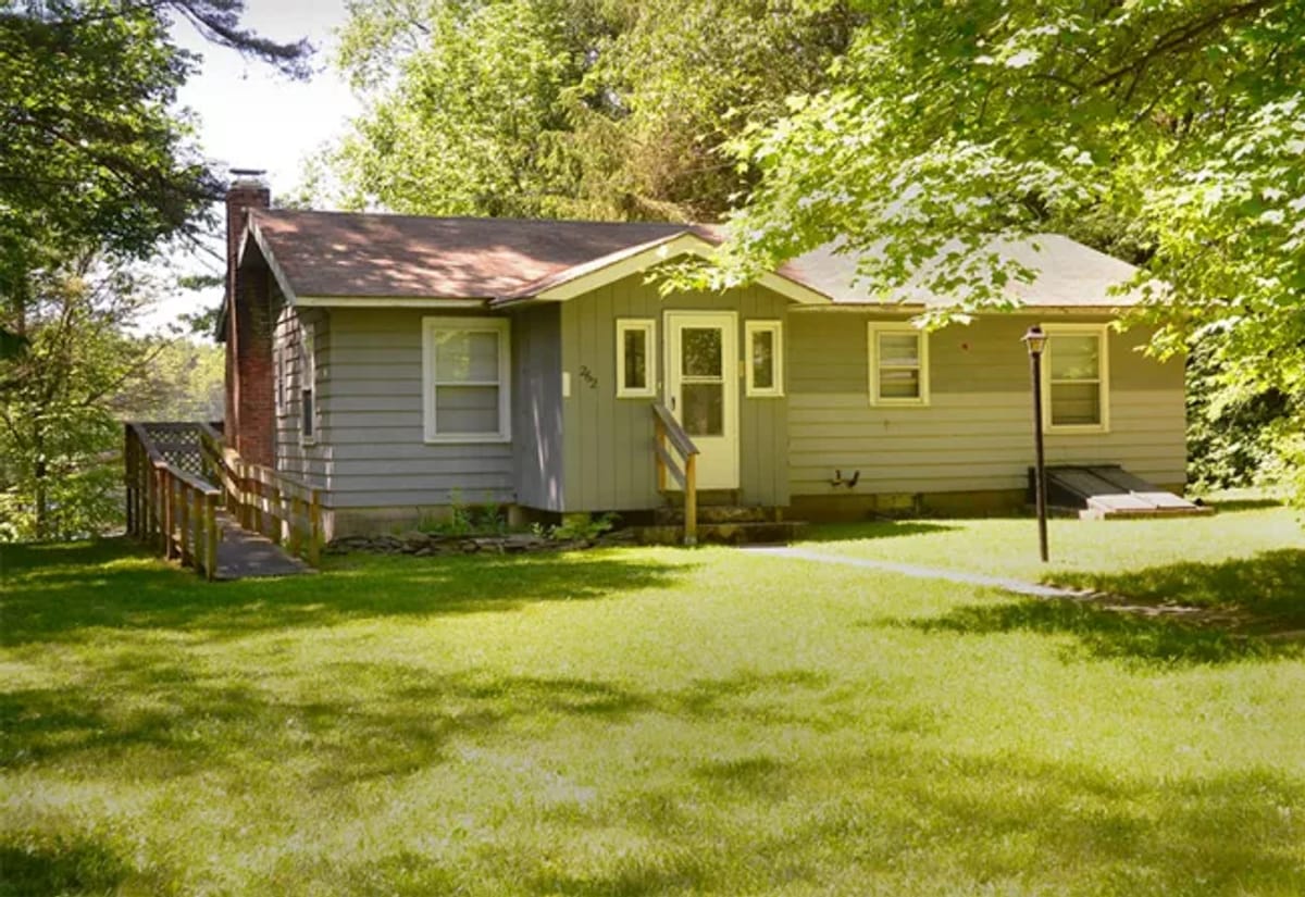 The exterior of the cottage with the ramp that leads into the cottage at Lake Shaftsbury State Park.